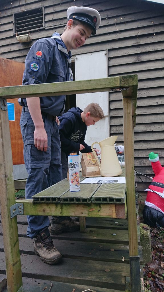 Zeeverkenner of scout neemt deel aan leuke activiteit waarbij lekker eten wordt voorbereid.